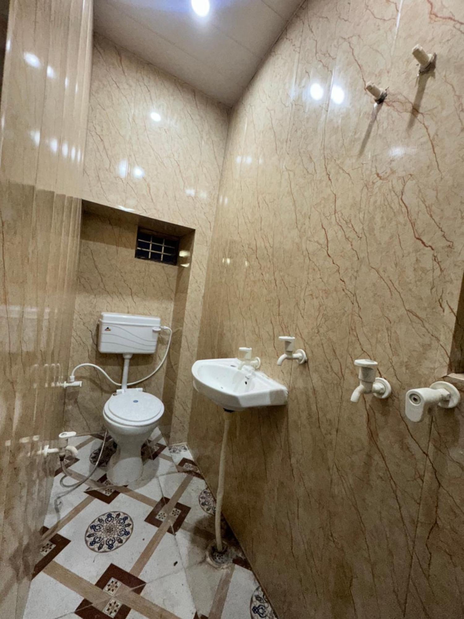 מלון Vrindāvan Pakhi Residency מראה חיצוני תמונה