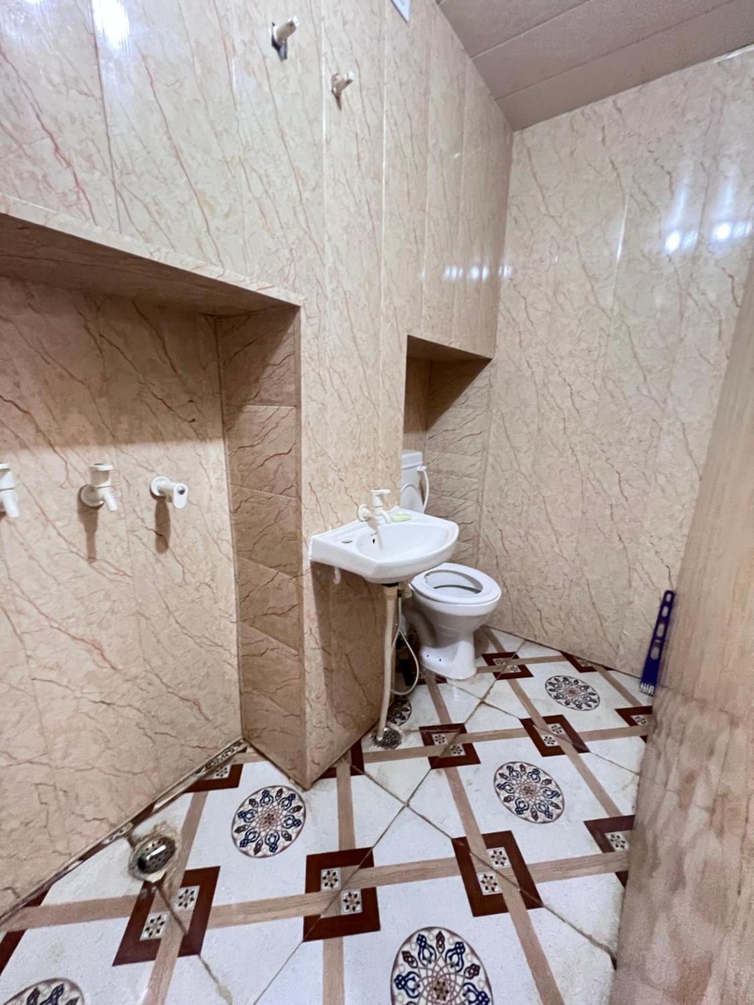 מלון Vrindāvan Pakhi Residency מראה חיצוני תמונה