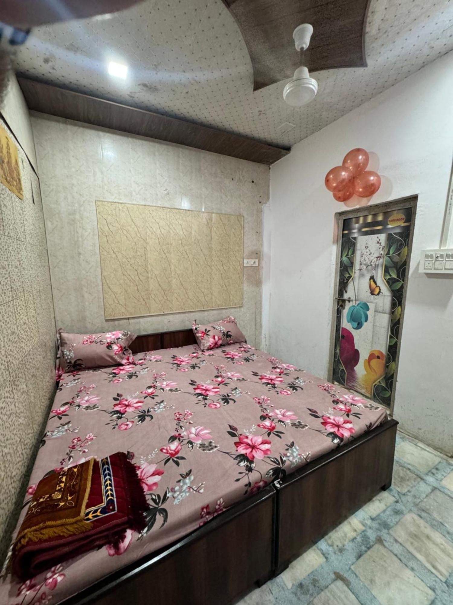 מלון Vrindāvan Pakhi Residency מראה חיצוני תמונה